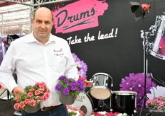 Ton de Bresser met hun nieuwe Drums Series die Selecta deze FlowerTrials introduceerden. Het is een zeer compacte en uniforme serie. Bloemen kort op de plant waardoor je een langere houdbaarheid hebt in het verkoop traject.